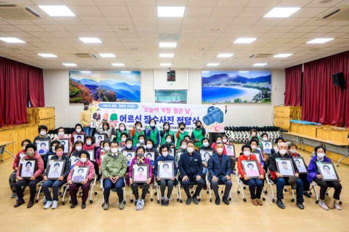 「오늘이 가장 젊은 날」 남해군 상주면, 어르신『장수사진』전달식