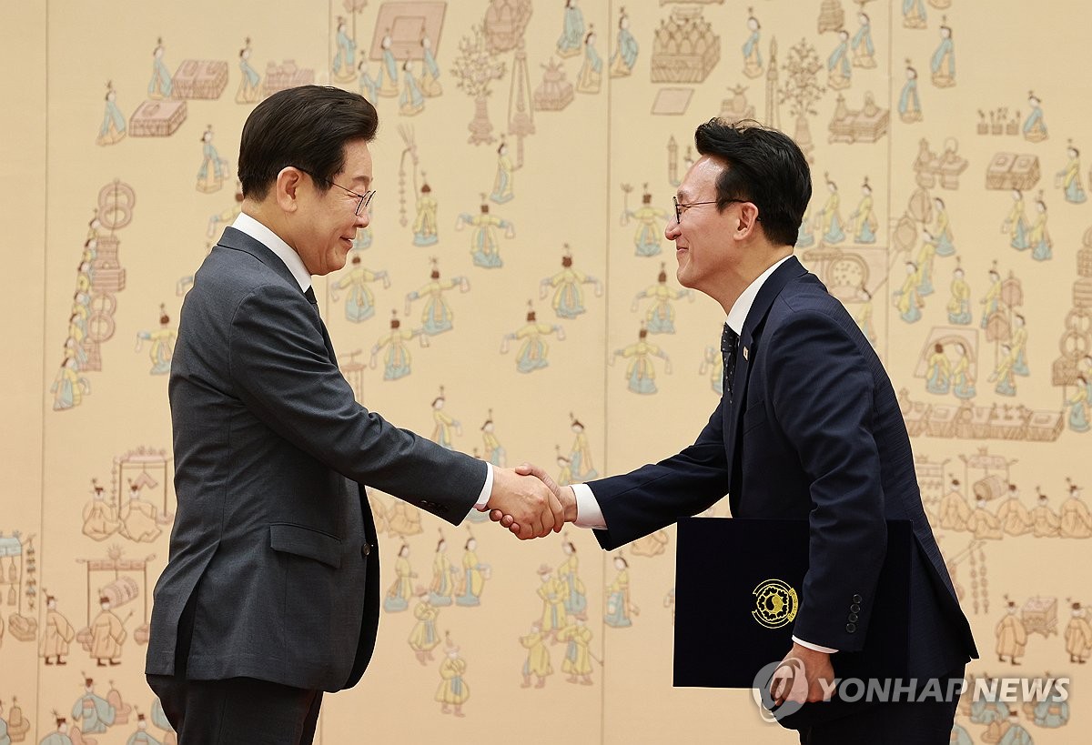 李대통령, 김민석 국무총리에 임명장…『잘 부탁드린다』