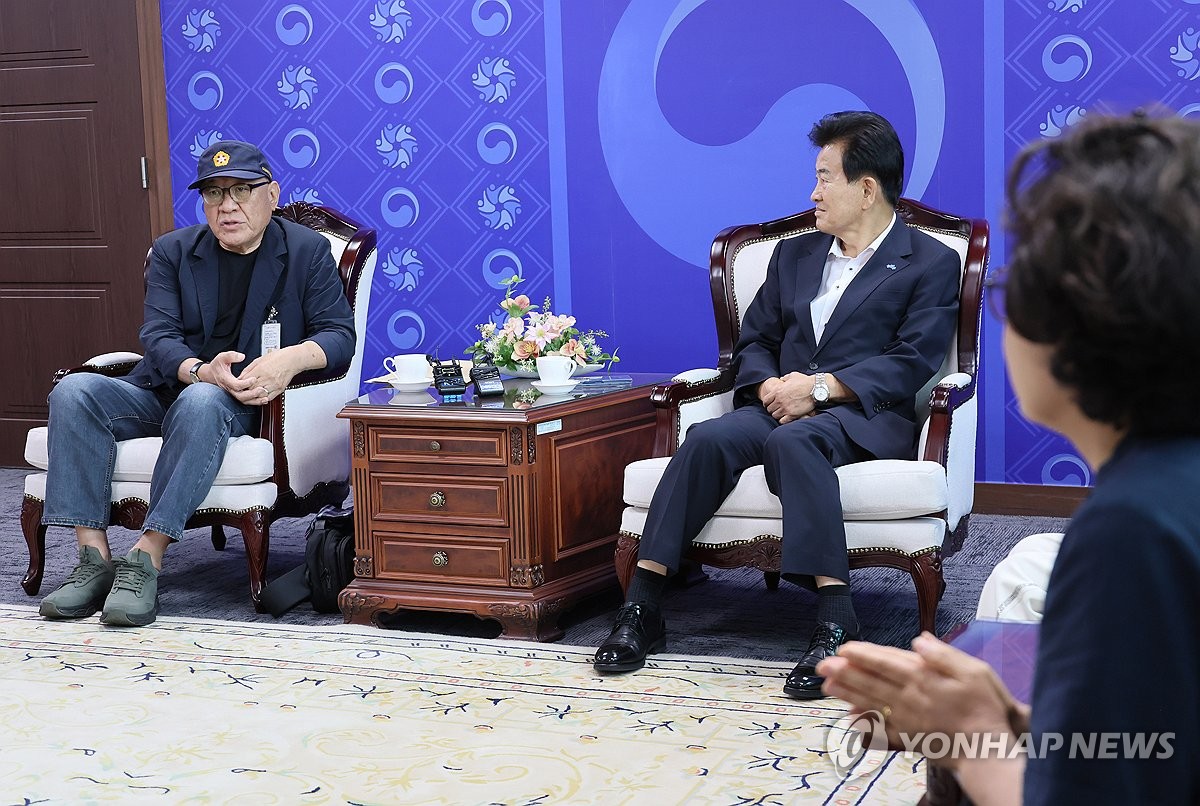 정동영 장관에 무릎꿇은 납북자 아내『죽었는지 살았는지라도…』