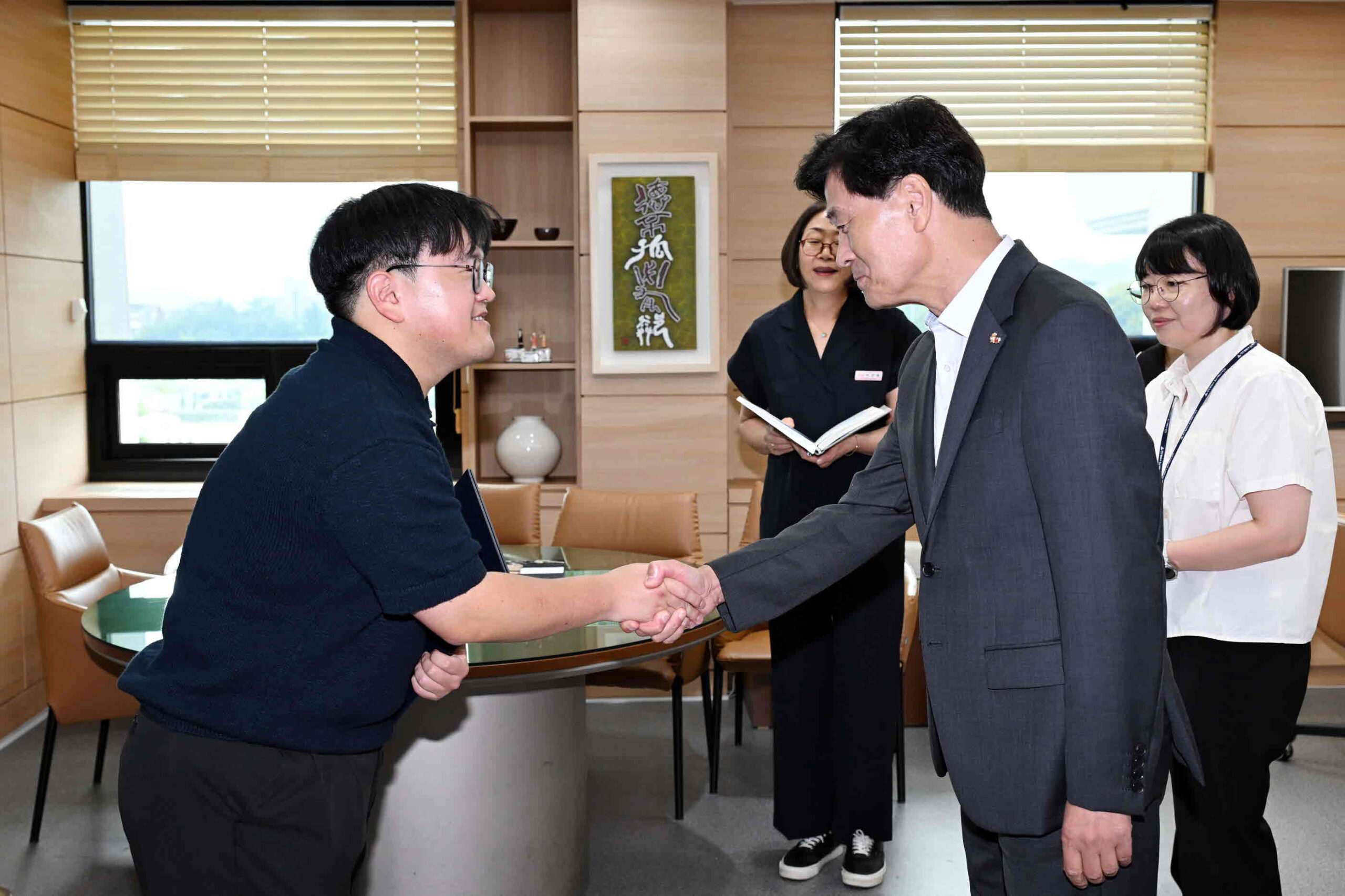 경남 밀양시,「2025년 상반기 민원행정 우수공무원 시상 및 간담회」개최