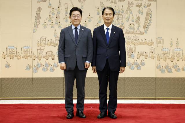 李대통령,권오을 장관 손자에게『이리 오세요. 쑥스러운가 보네』농담도 건네