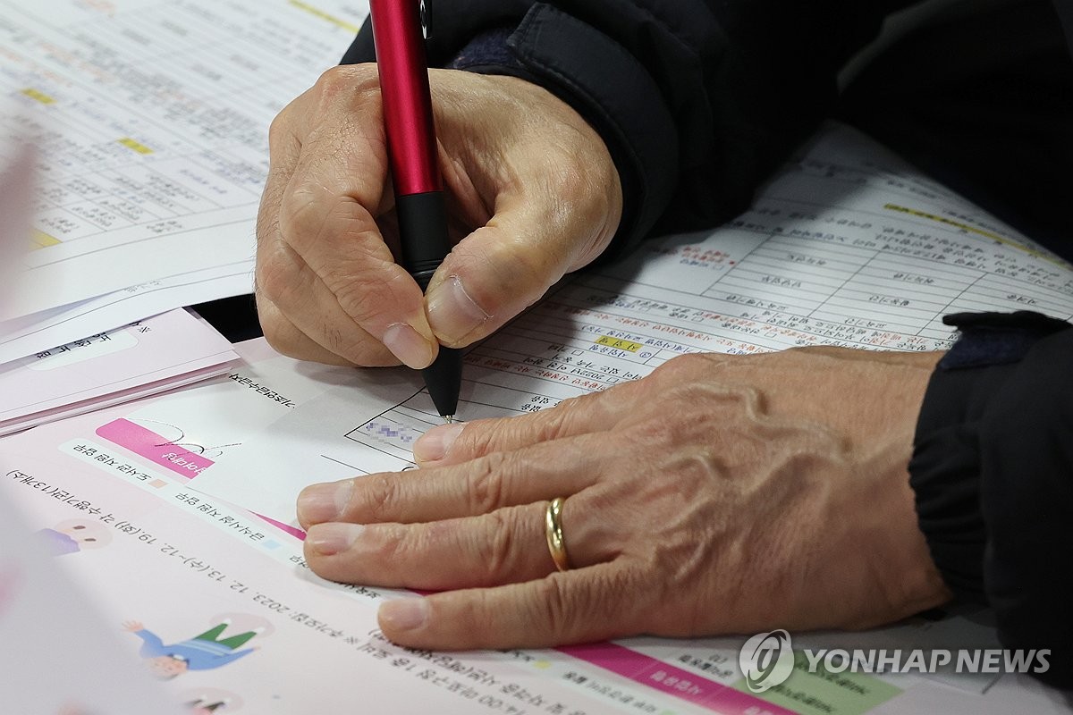 줄서는「재정투입」노인 일자리, 2030년까지 130만개로 18% 확대