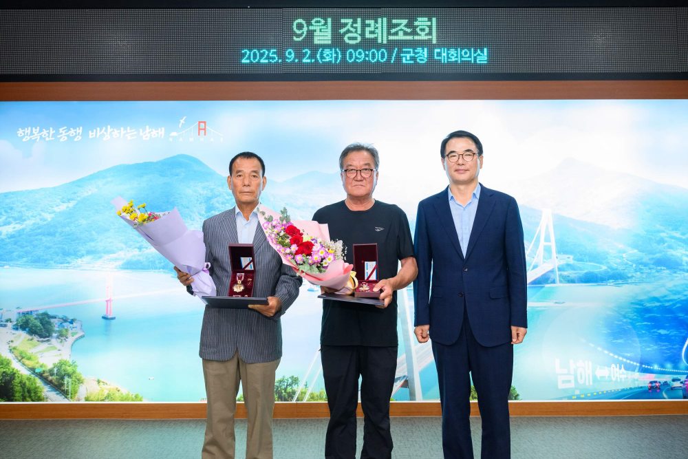 「故신동민 하사·故박남길 상병 화랑무공훈장」전수