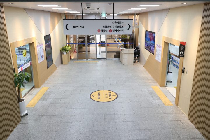 경남 고성군,「안전하고 쾌적하게」청사 새단장! 석면 철거 및 본관홀 환경 개선 완료