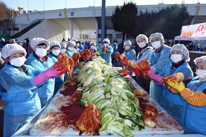 경남 밀양시자원봉사단체협의회,「1,004세대에 사랑의 김장나눔」