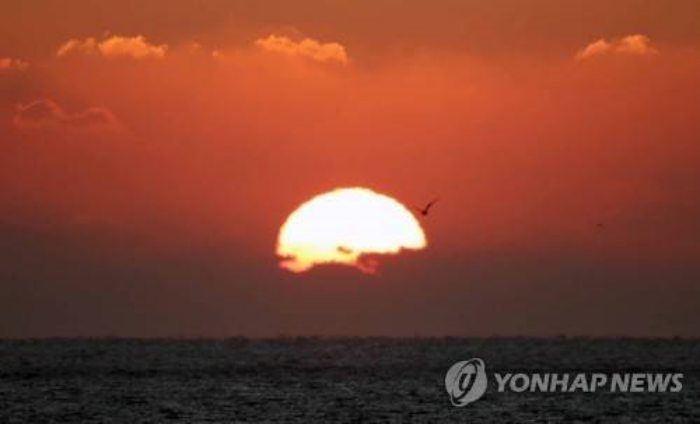 『병오년 첫해 솟았다』…지리산 천왕봉·남해 선상 해맞이「북적」