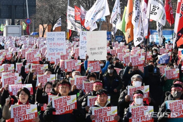 민주노총, 전국서 총파업…2만명 참여「힘빠진 총력투쟁」