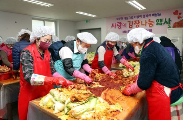 경남 밀양시자원봉사단체협의회「사랑의 김장담그기」