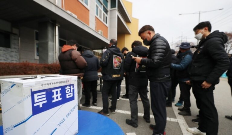 화물연대, 총파업 철회 투표…과반 찬성시 가결