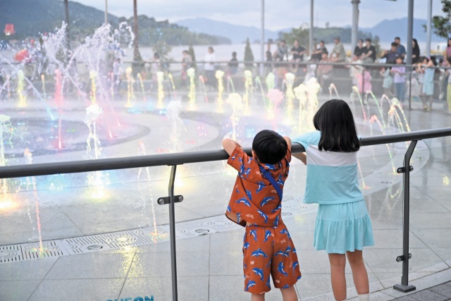 경남 사천시「삼천포대교공원 음악분수대 운영기간 연장」, 주말 공연 확대