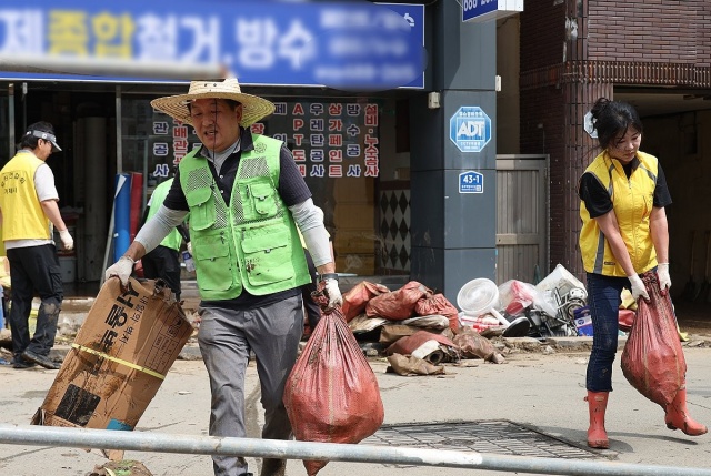 주말 맞은 거제·통영 수해 현장…「자원봉사자 1천400여명 구슬땀」