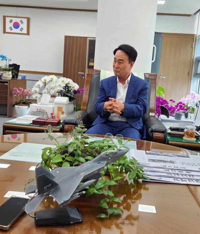 (특집)박동식 사천시장,「사천-진주간 새 길 열어-인터뷰.」