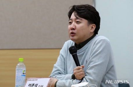 이준석『「선출된 왕」을 모시는 나라…보수정당보단 「왕당파」』