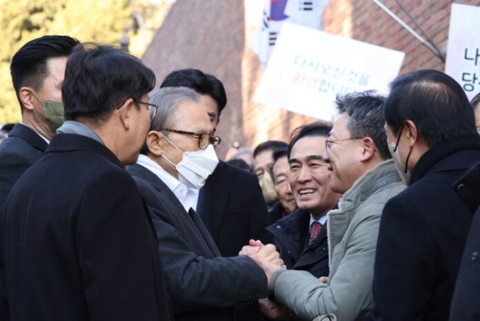 「자유의 몸」MB, 논현동 자택으로…옛 MB계「총집결」