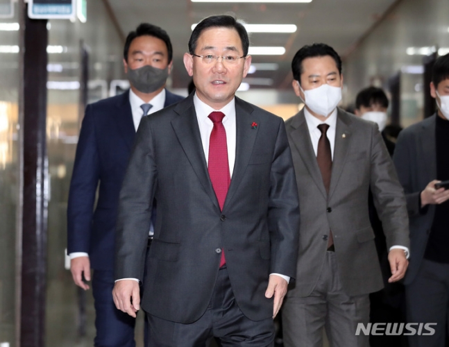 중대선거구제…與『공감…당내 의견수렴” 野 “尹 의도 몰라…당내 논의』