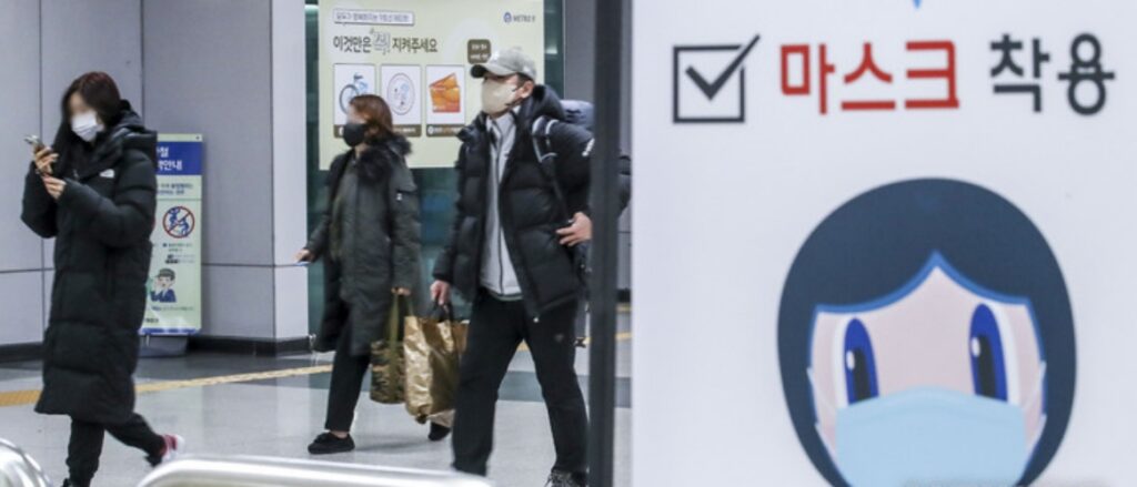 이번 주「실내 마스크 해제」논의 본격화…시기가 관건