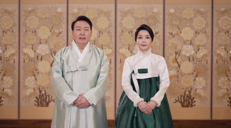 尹대통령 부부, 설 인사…『정부·민간 하나 돼 새로운 도약』