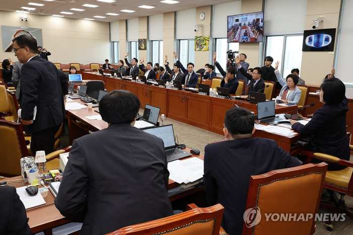 박장범 KBS 사장후보 이틀 청문회…野 단독의결·與 반발 퇴장