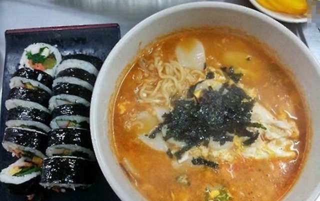 분식집에서「아들과 둘이」동전 세더니「김밥 한줄」 시킨 엄마에 뭉클…몰래 계산해준 사연