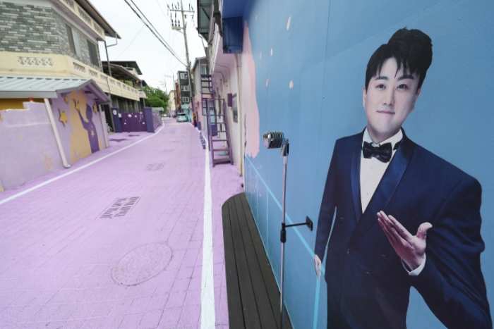 「음주 뺑소니」 김호중 1심서 징역 2년 6개월 실형…「김호중 소리길」 결국 철거되나