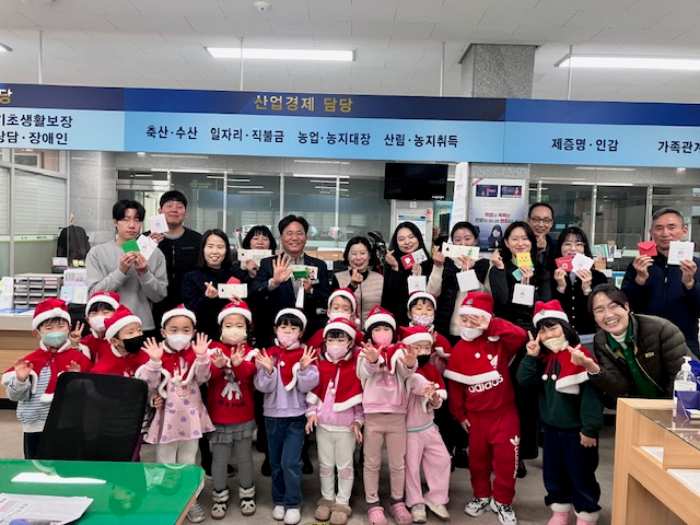 경남 고성군 「배둔어린이집 어린이 산타」 지역민들에게 행복과 사랑을 선사해