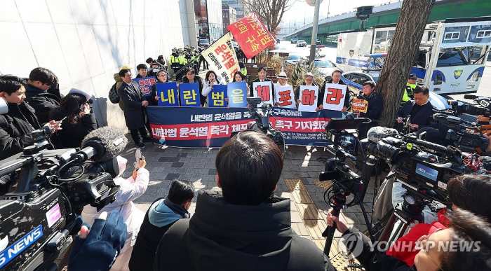 「시민사회단체들」, 尹 관저 앞 회견…『공수처 출석 촉구』