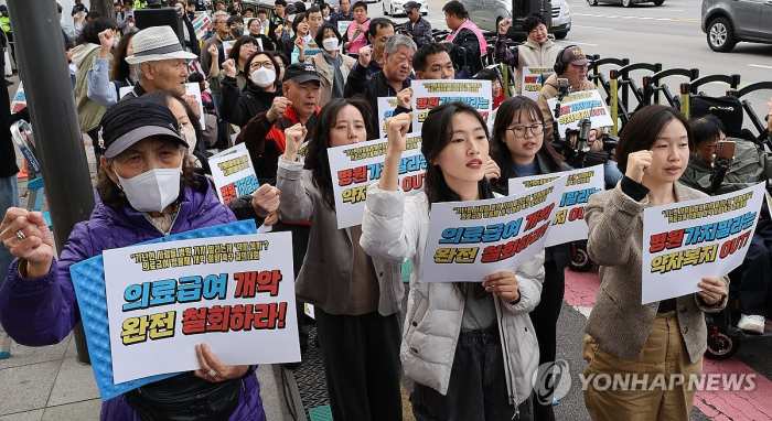 「가족 있다고 의료급여 못 받아 눈물 흘리는 빈곤층」 줄어든다