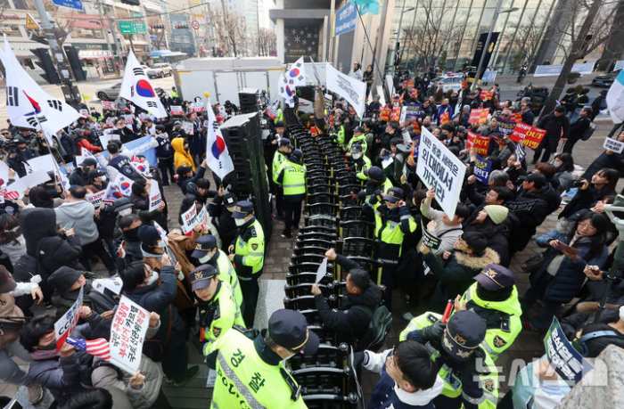 尹 탄핵 찬반 집회로 아수라장된 한국외대…「경찰 폭행」 현행범 체포도