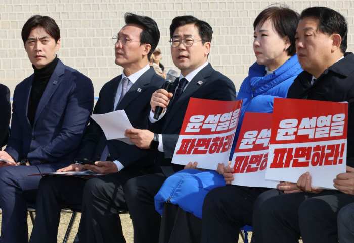 신변위협에 이재명 빠진 민주 최고위…박찬대 『崔, 대권 헛꿈 깨라』