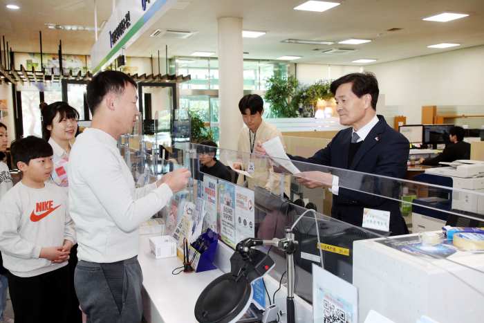 경남 밀양시장, 여섯째 아이 출생신고 받으며 탄생 축하해