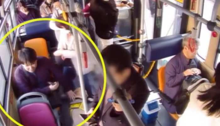 시각장애인, 안내견 데리고 붐비는 버스 오르자…「감동 사연」