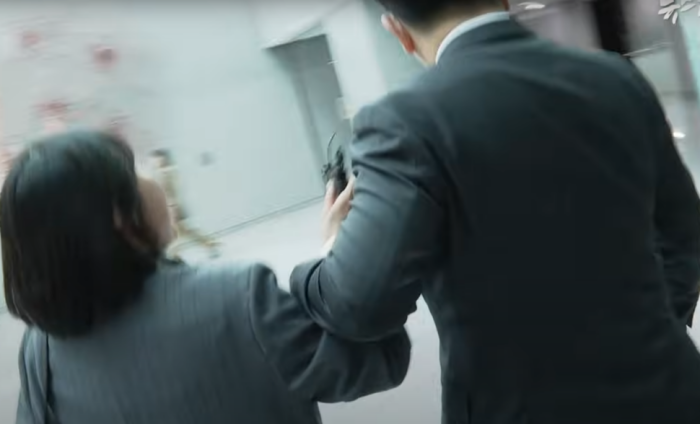 권성동, 질문하는 기자 손목 잡아채 끌고 가 『지라시 취재는 거부』