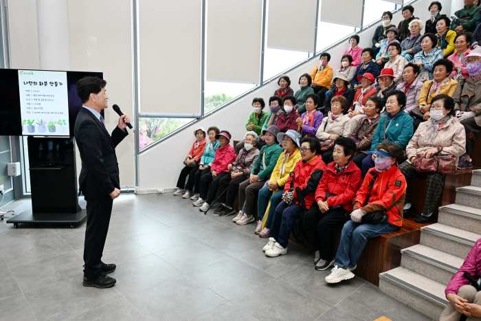 경남 밀양시 모범운전자회·자원봉사단체협의회 효도관광 실시