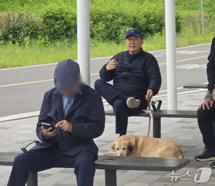 우상호『尹, 반려견과 한강 산책?「옥살이 앞둔 마지막 소풍」잘 즐겨라』