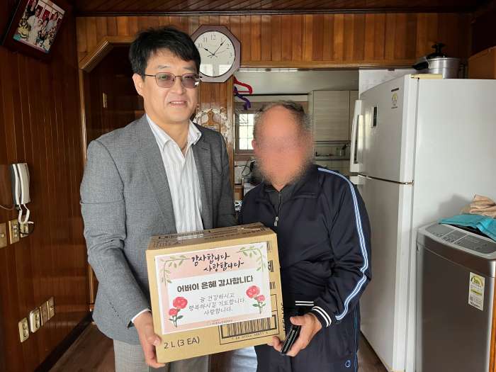 마산합포노인종합복지관, 어버이날 맞아 취약 어르신에게 생필품 꾸러미 지원