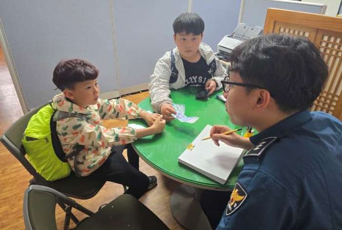 9살 초등학생 2명, 1000원짜리 지페주워 경찰서에 신고