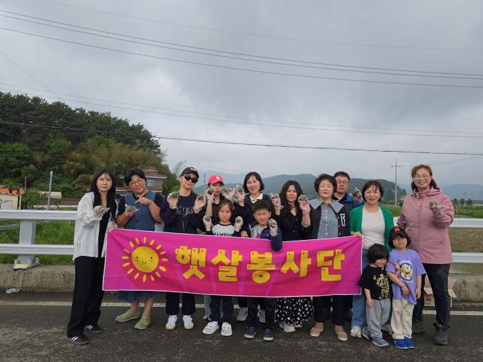 경남 고성군햇살봉사단, 쓰담달리기와 EM흙공 던지기로 하천 살리기 자원봉사활동 실시