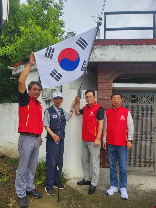 자유총연맹 밀양시지회, 태극기 달아주기 운동 펼쳐