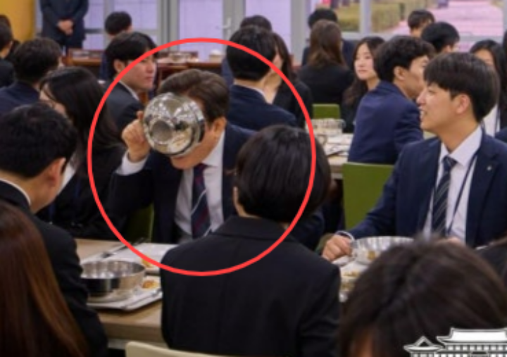 대통령실 배포한 보도자료「대통령 드링킹 샷」화제