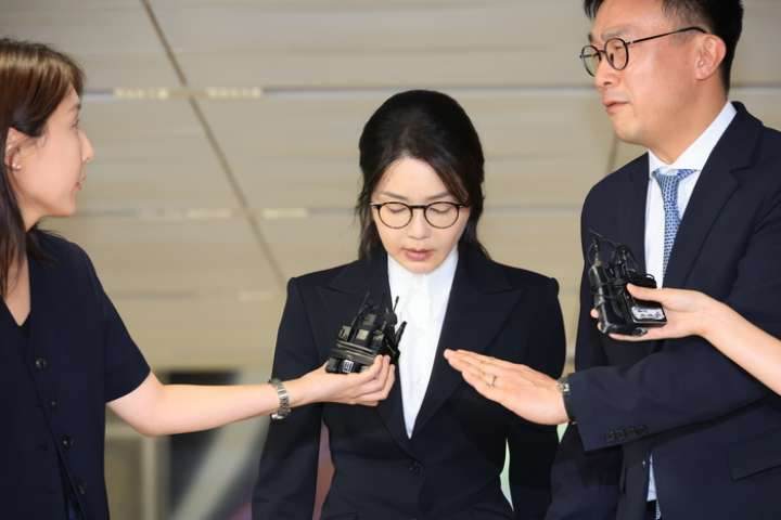 [속보] 김건희, 조서열람 후 특검 퇴실…「10시간여만에 귀가」