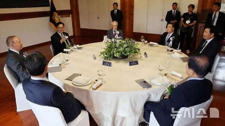 與 출신 전 국회의장단, 이 대통령에 조국 사면요청