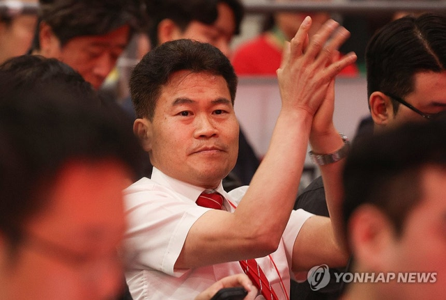「물병던지고 야유하고」···비난받는 국힘의 후진국형 합동연설회…전한길, 찬탄파 후보에『배신자』