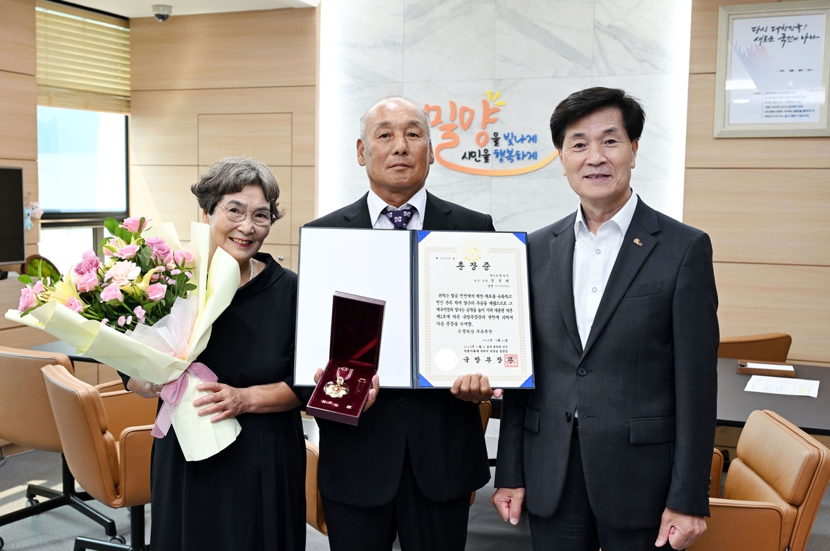 경남 밀양시,「한국전쟁 참전 고(故) 장석태 상병 유족에 훈장」전달