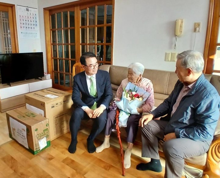 경남 남해군, 100세 어르신 장수축하물품 및 장수지팡이 전달