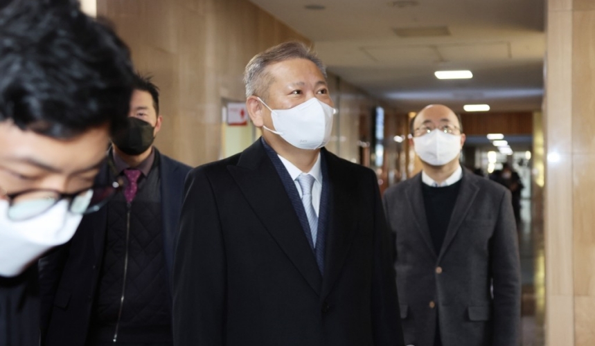 「해임안 통과」이상민 행안장관, 거취 묻는 말에「묵묵부답」