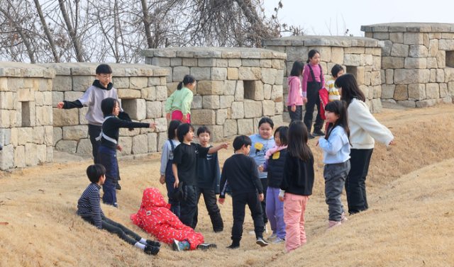 『두꺼운 겨울 옷 집어넣으세요』…한낮 최고 12도 포근한 봄 날씨
