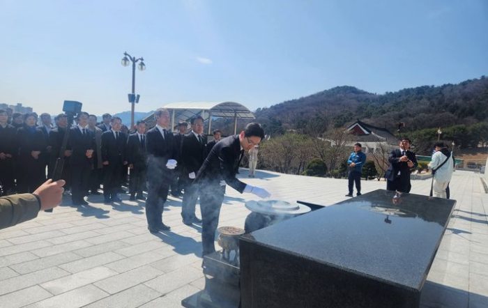 민주당 김경수 경남도지사 후보,「국립3·15민주묘지 참배」