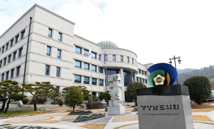 경남「전 도민에 10만 원 생활지원금」, 상임위 문턱 넘어