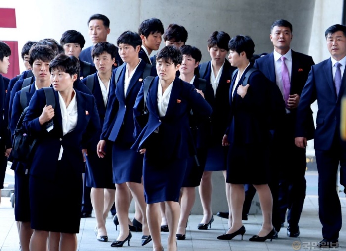 북한 내고향 입국…「안 웃고 앞만 보며 1분여만에 공항 빠져나가」