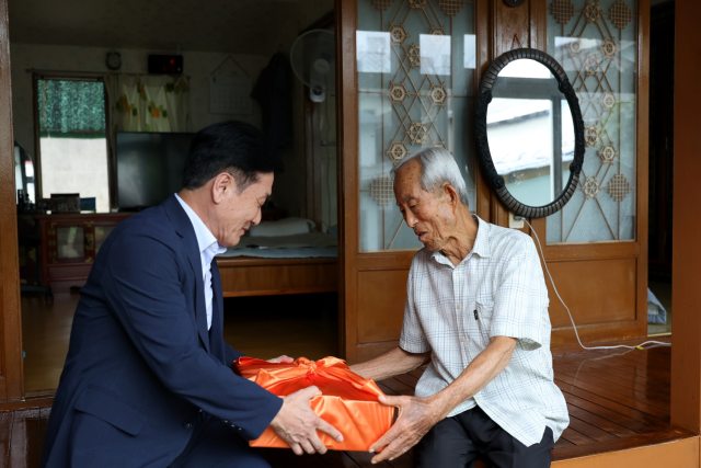 경남 남해군,「81주년 광복절 독립유공자 유족 위문」